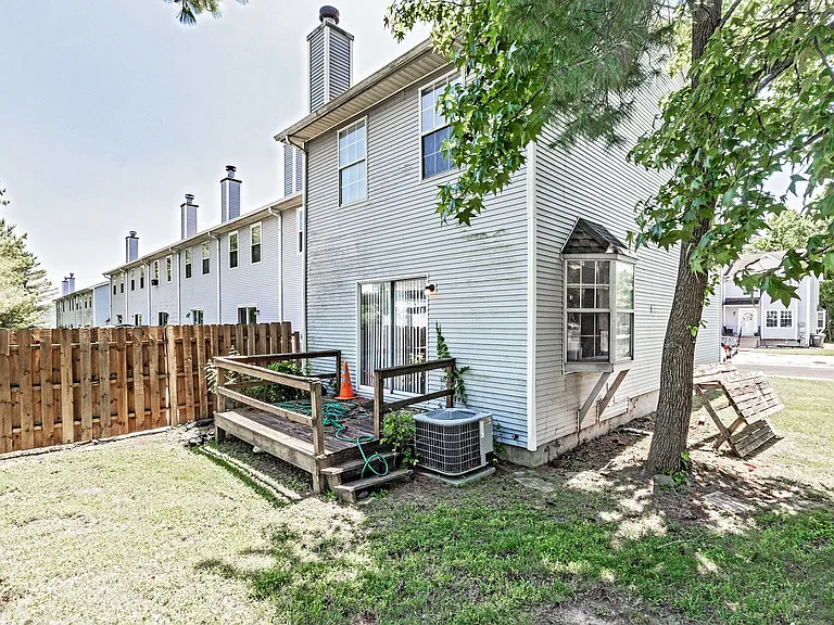 222 Britain Ct — Photo 2