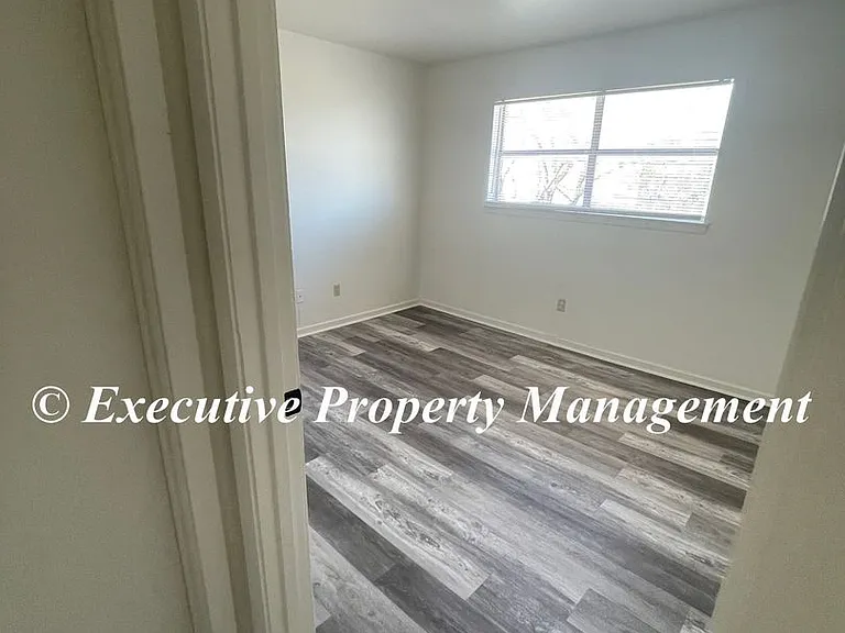 105 E Avenue B — Photo 8