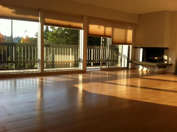 2500 81st Ave SE APT 316, Mercer Island, WA 98040