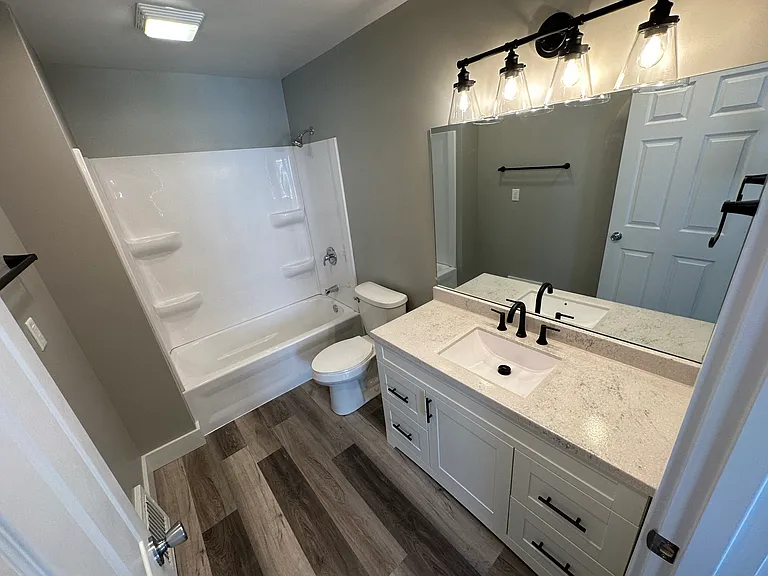 554 Bond Ave — Photo 6