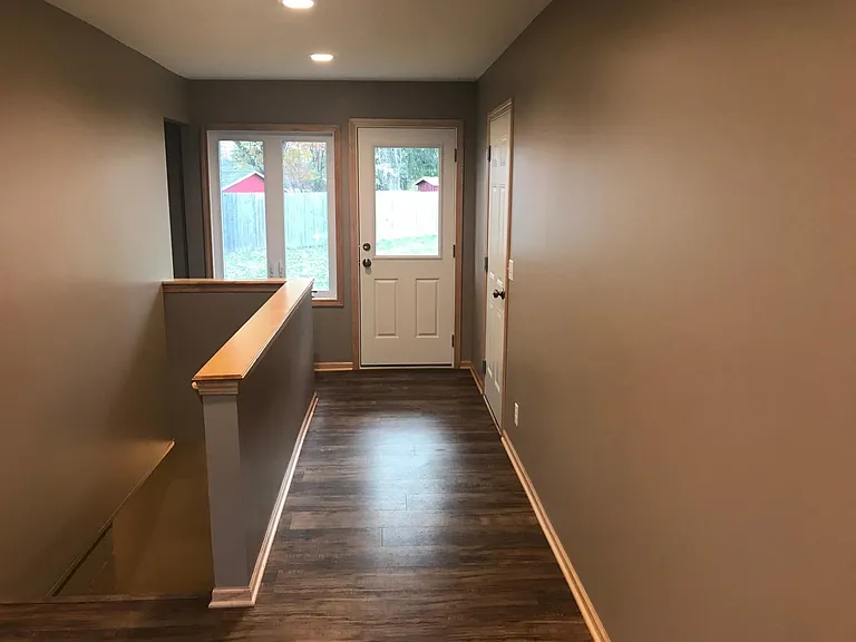 Entry/Stairs to Basement