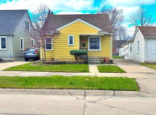 20864 Hollywood St, Harper Woods, MI 48225