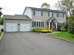 1621 Louis Kossuth Ave, Bohemia, NY 11716