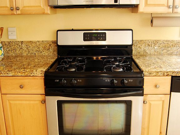 3rd image of 2170 Markham Ave