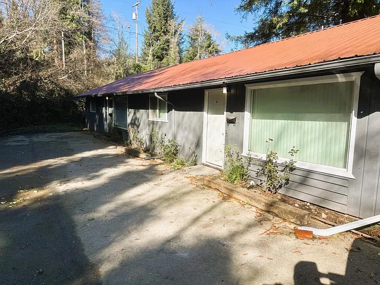 870 Kruse Ave — Photo 1