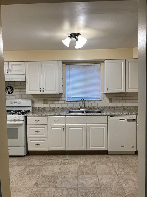 LARGE EAT-IN KITCHEN