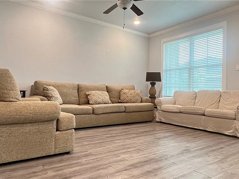 2126 Crescent Pointe Pkwy — Photo 2