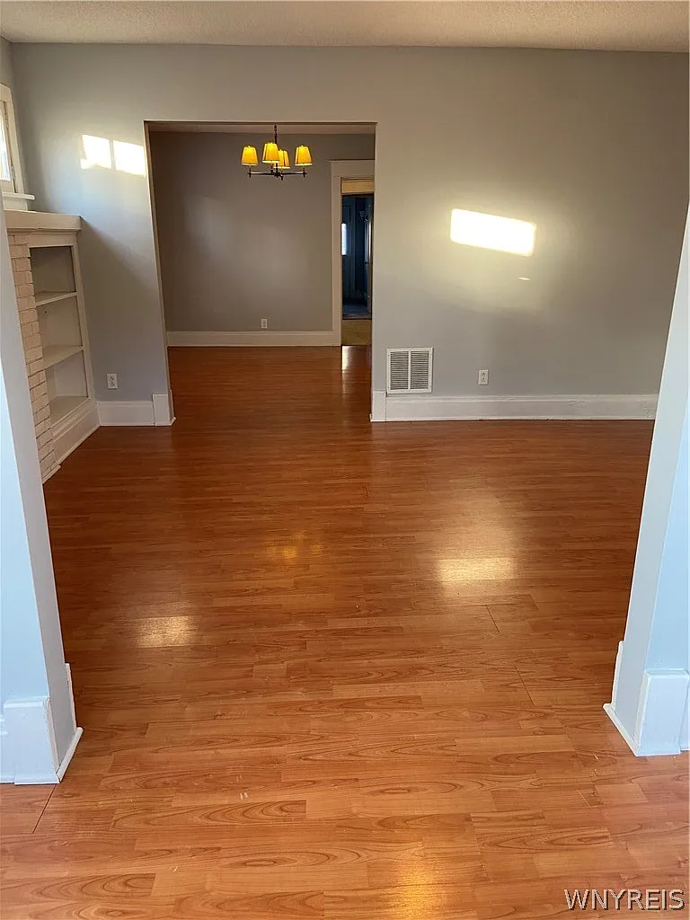 3 bed, 1.0 bath, 1200 sqft, $1,500 — Photo 4