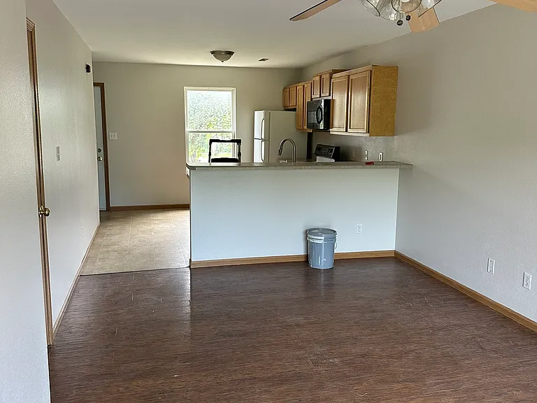 223 N Clinton St #4 — Photo 8
