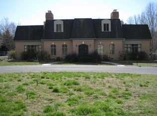 825 Chestnut Ln, Matthews, NC 28104