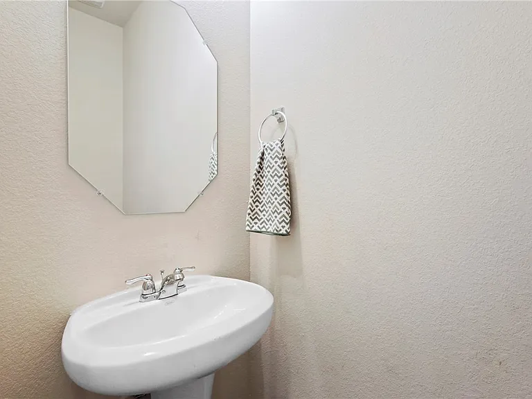 984 Rice Dr — Photo 9