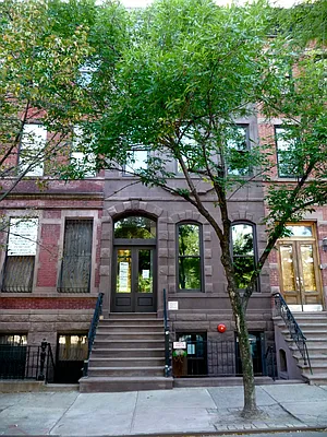 Rented by Perry Associates NYC Inc | media 30