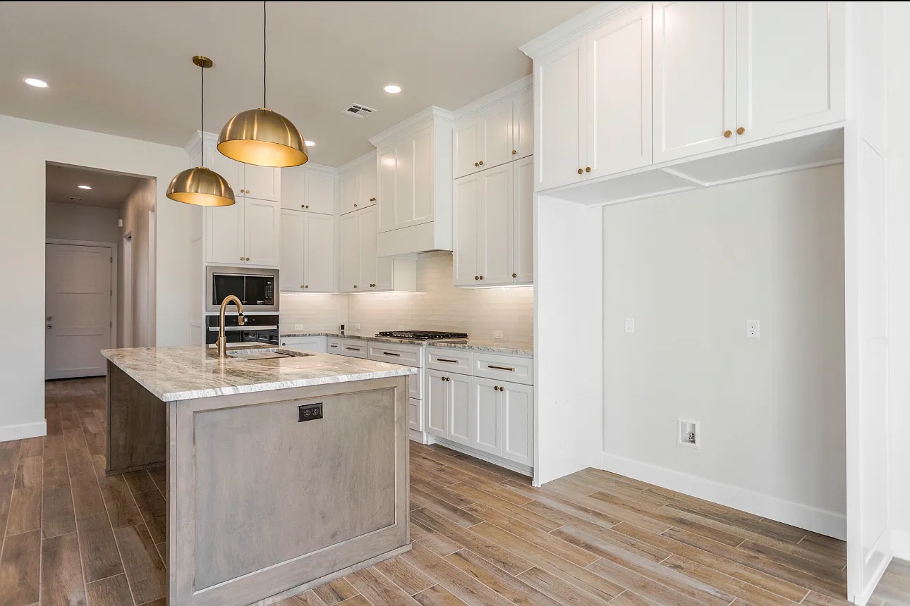 3 bed, 2210 sqft, $3,800 — Photo 2