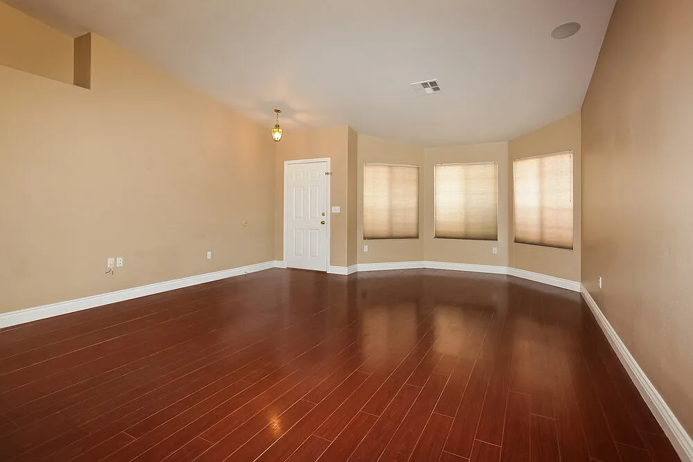 3 bed, 2.0 bath, 1977 sqft, $2,310 — Photo 3