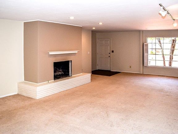 Living Room Gas Fireplace 