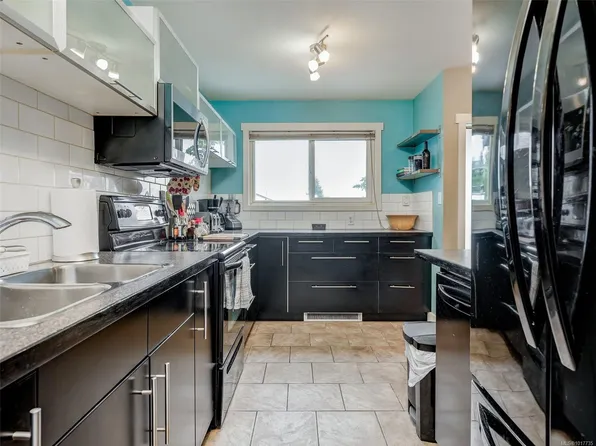 379 Wale Rd #4, Colwood, BC V9B 2P9