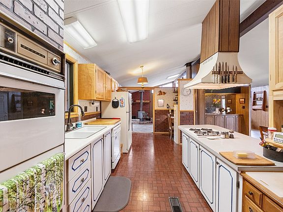 4th image of 300 N 11th Street