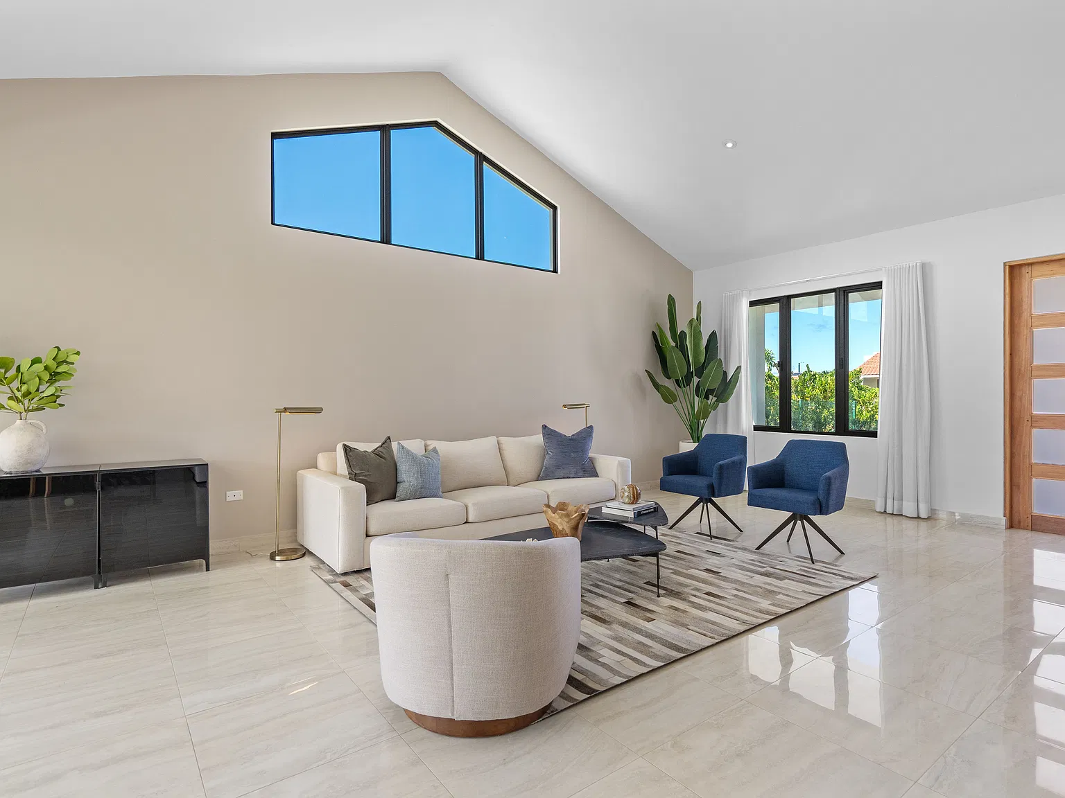4 bed, 4.5 bath, 3265 sqft, $12,500 — Photo 4