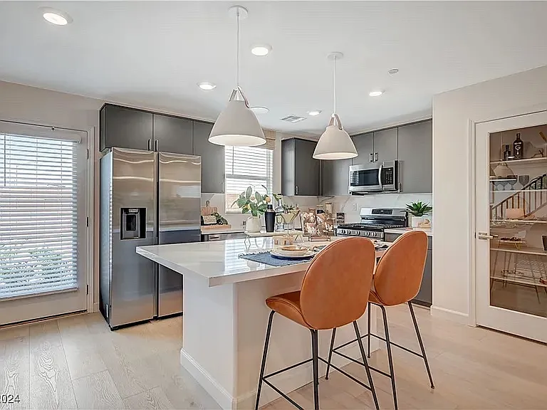 3 bed, 2.5 bath, 1373 sqft, $3,200 — Photo 2
