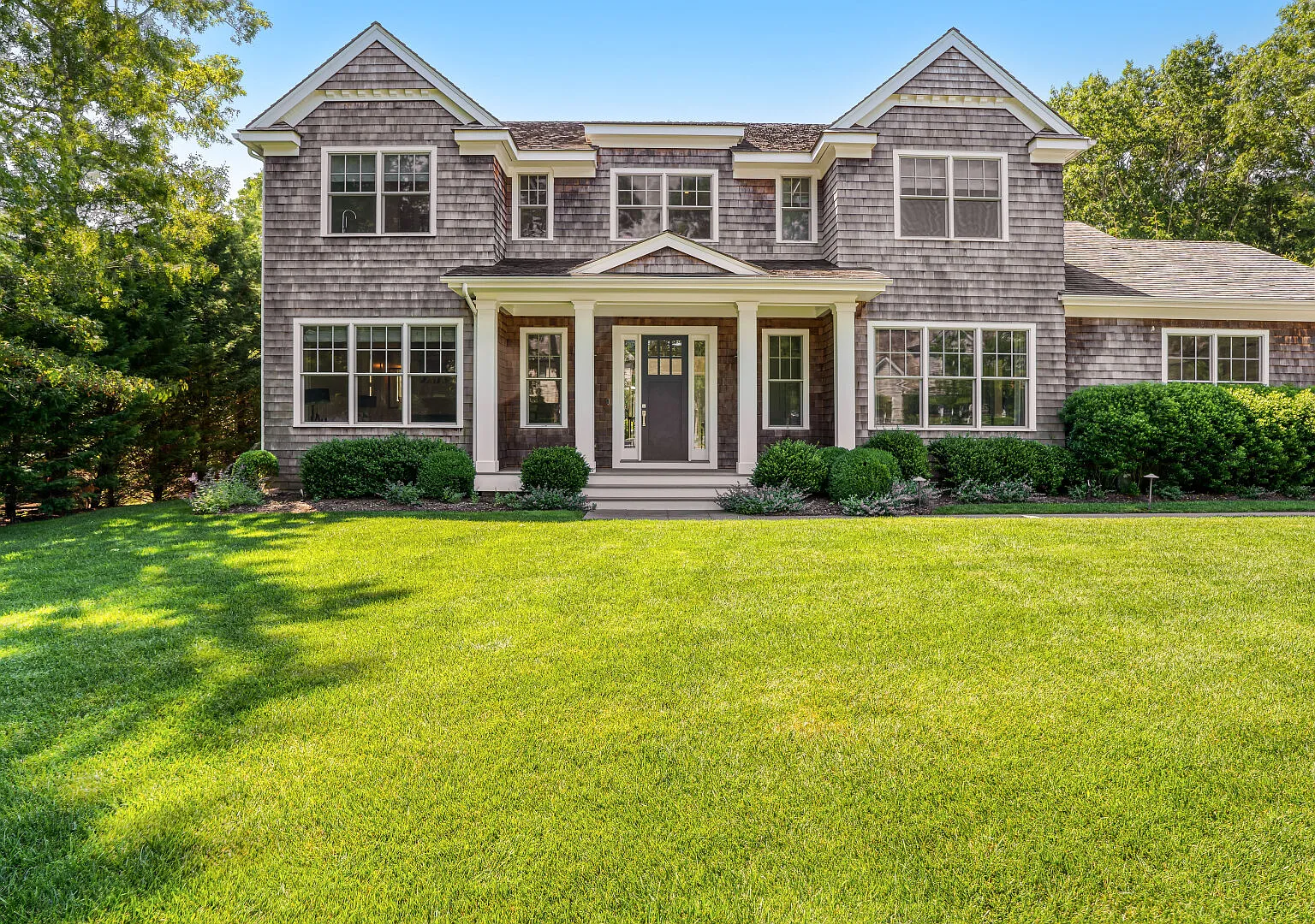 Timeless Hamptons style Beach Home, heated saltwater pool — Photo 4