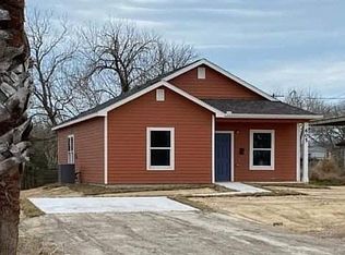 605 S 6th St, Seadrift, TX 77983