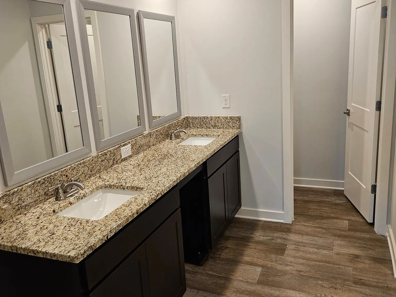 4 bed, 3.5 bath, 2700 sqft, $3,750 — Photo 2