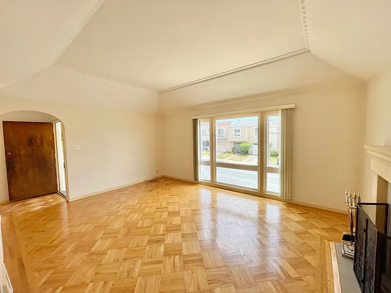 147 Forest View Dr — Photo 3