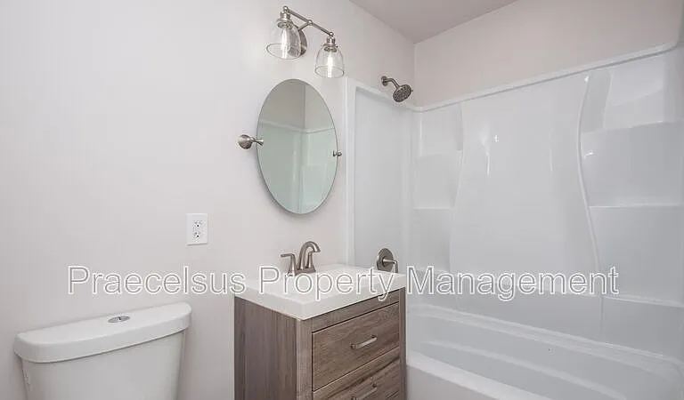 112 E 5th St — Photo 9