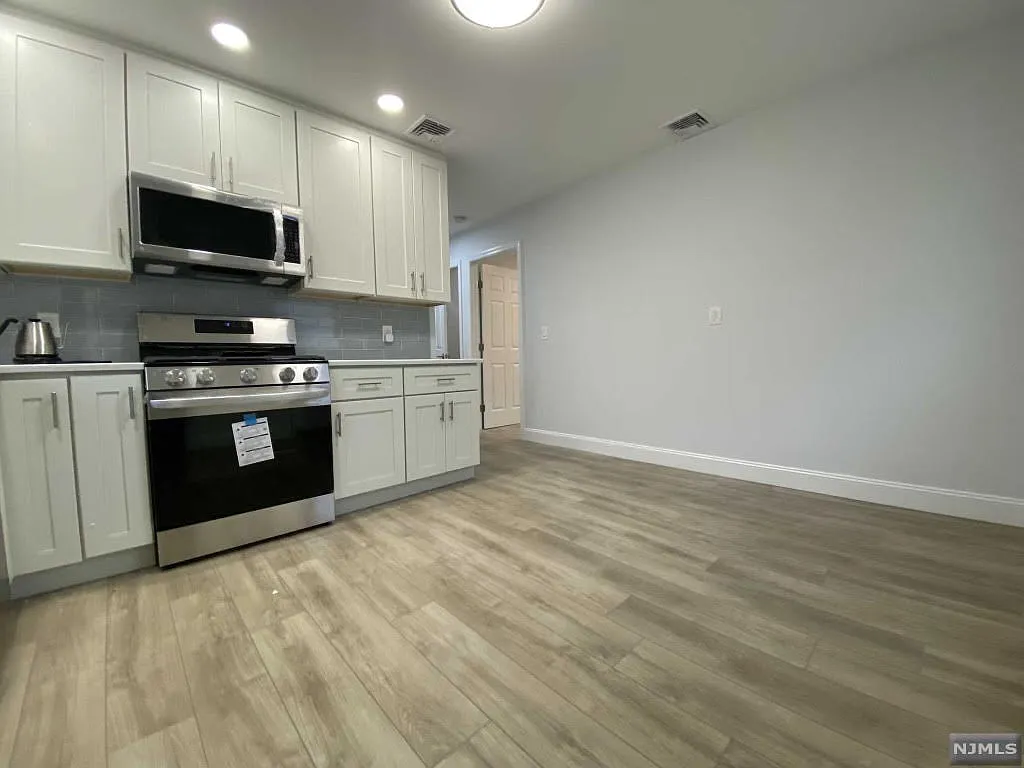 2 bed, $2,700 — Photo 3
