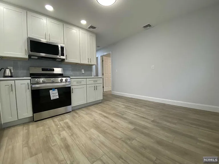 637 6th St #2 — Photo 3