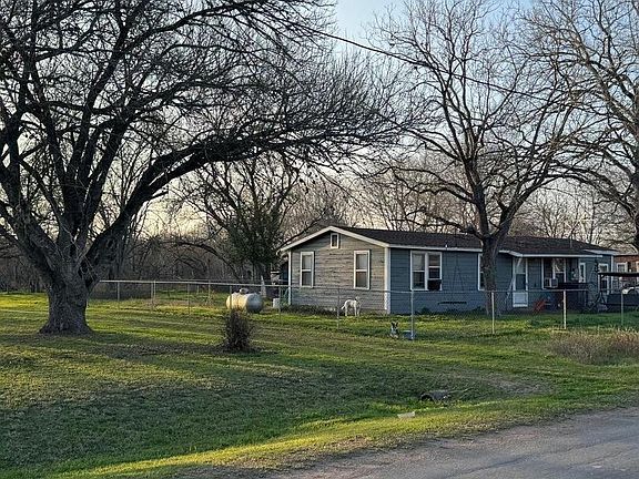 3rd image of 609 N West