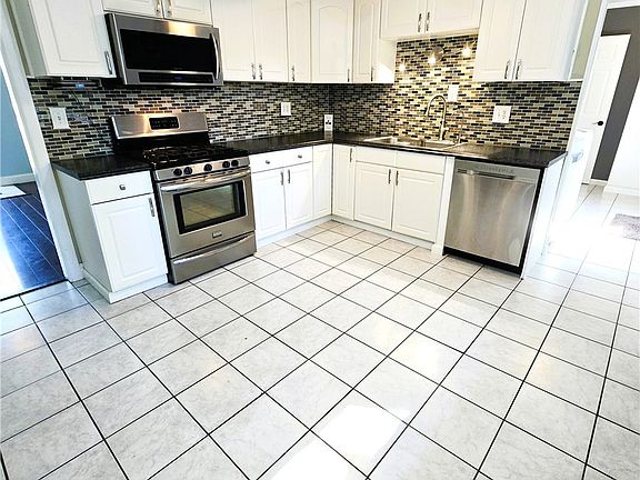 2nd image of 425 Bridle Ln