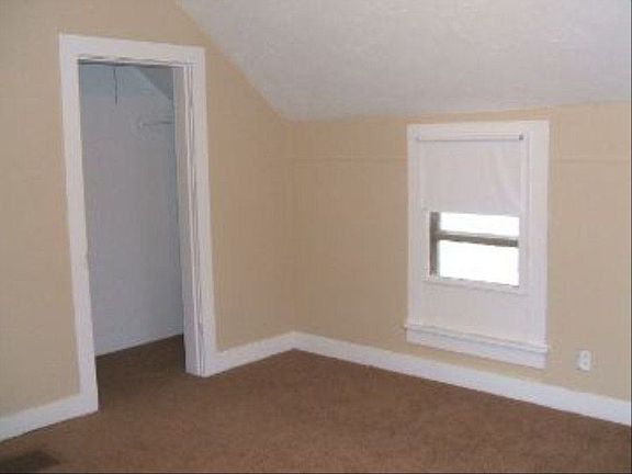 http://www.propertyboss.net/CustomerImages/JUNEPALM_83006/media/Properties/115%20Asher%20Street/zsmall_2006-02-07%2018.49.12.jpg