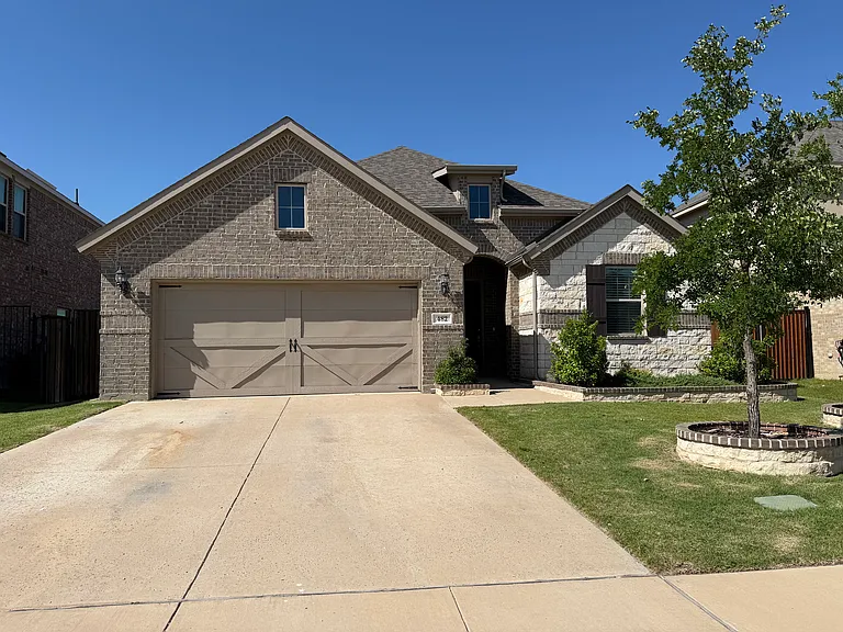 482 Prairie View Dr — Photo 2
