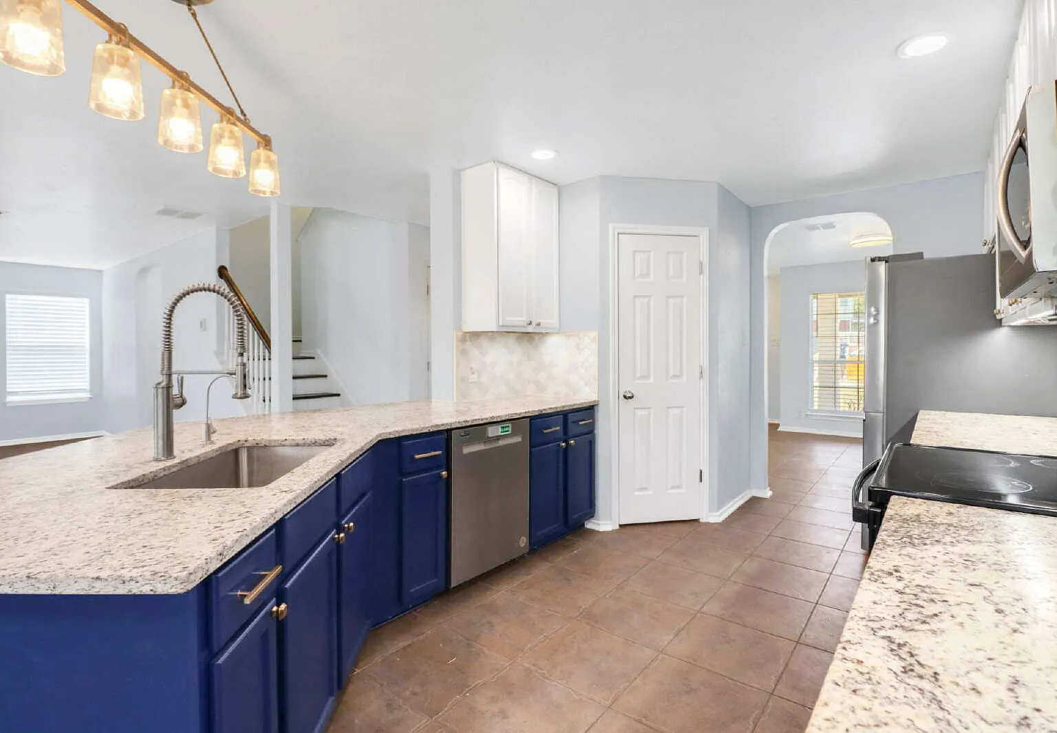 4 bed, 2.5 bath, 2701 sqft, $2,350 — Photo 2