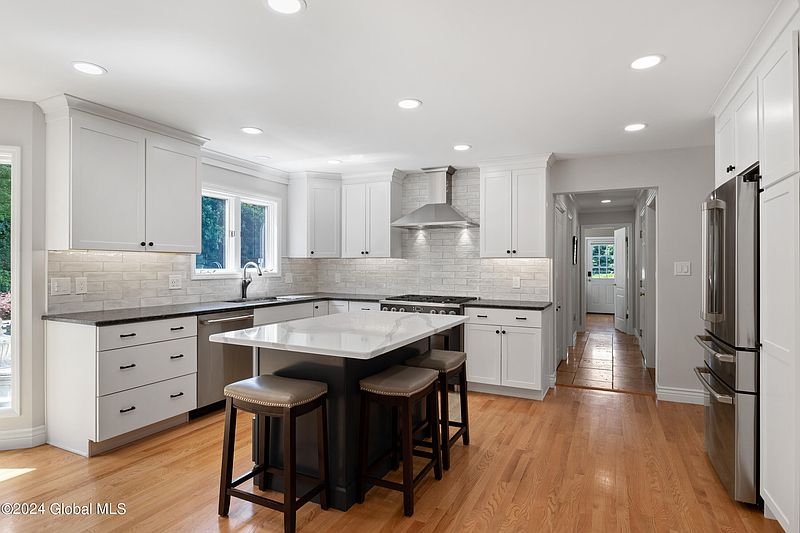 3rd image of 4232 Picadilly Circle