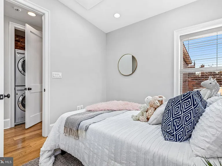 623 E St SE — Photo 42