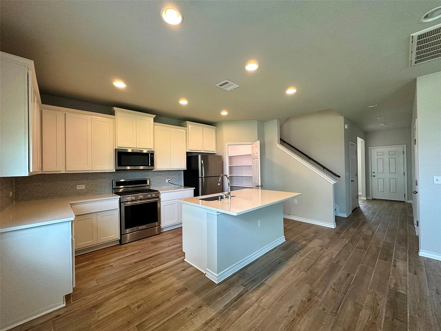3 bed, 2.5 bath, 2076 sqft, $2,299 — Photo 4