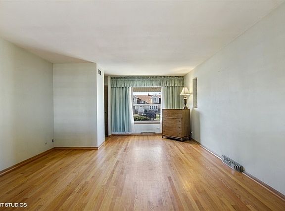 4th image of 5415 S Kensington Ave