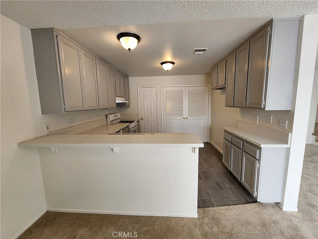 3 bed, 1305 sqft, $2,950 — Photo 2