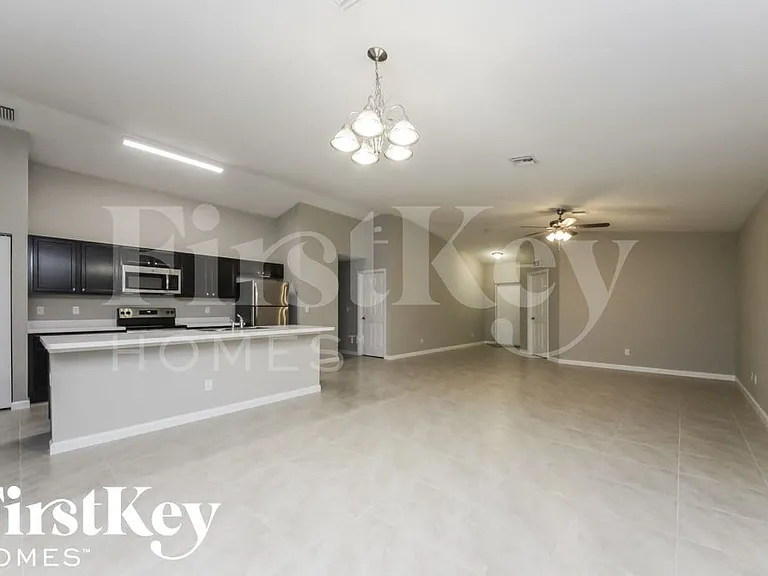 797 SW Hillsboro Cir — Photo 4
