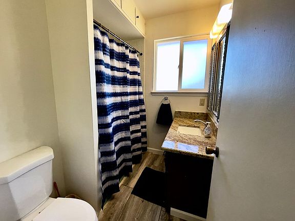 4th image of 720 Country Club Dr