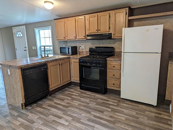 Kitchen Peninsula with sink and dishwasher