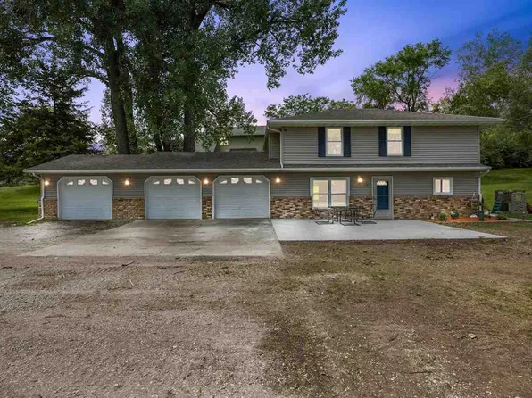 110 W Cemetery Rd, Fairfax, IA 52228