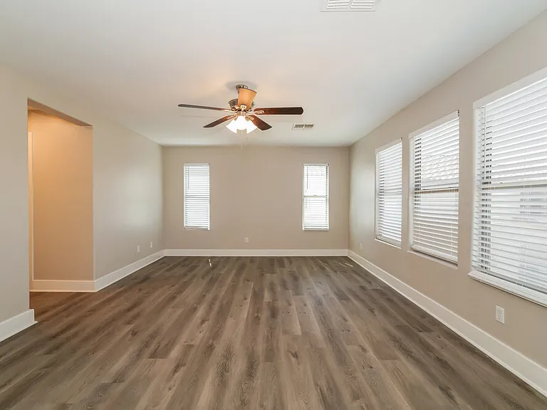 1146 E Hampton Ln — Photo 9