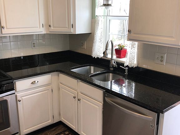 3rd image of 905 Woodshire Ln