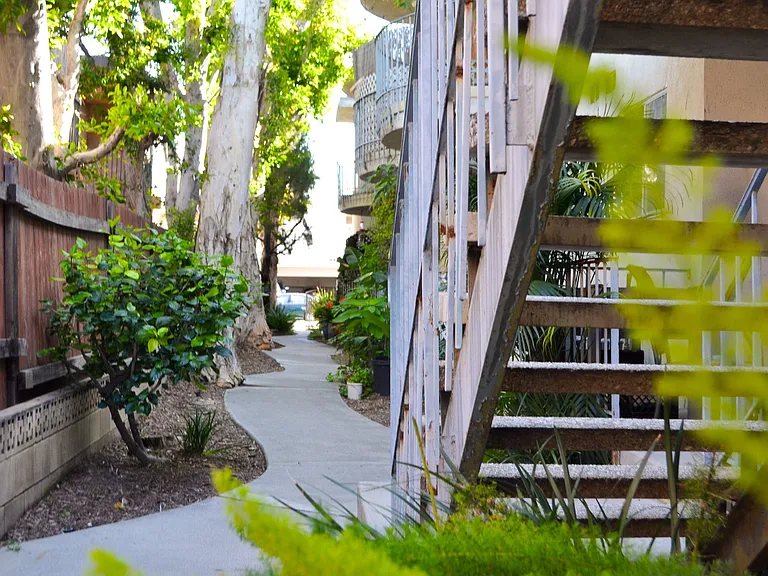 4411 Ventura Canyon — Photo 1