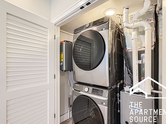 4th image of 5019 N Rockwell St #1N