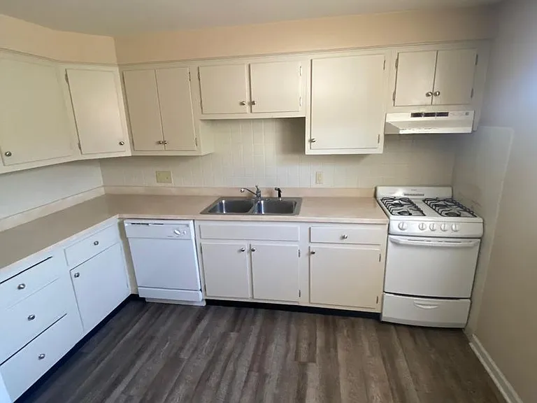 309-311 Robinhood Ln — Photo 5
