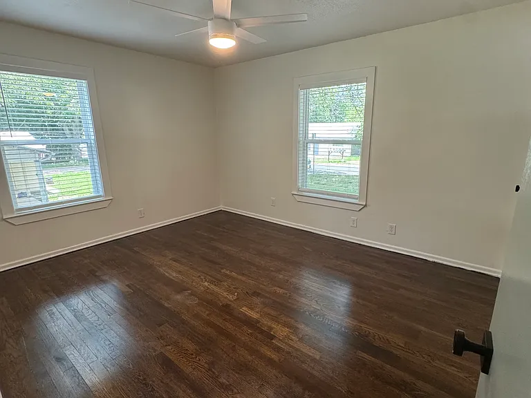 409 Sarah St — Photo 4